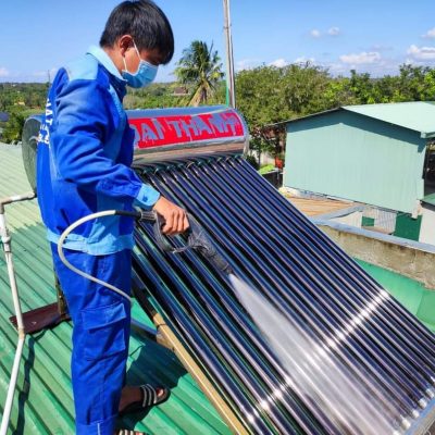 Vệ sinh năng lượng mặt trời tại nhà Gia Lai