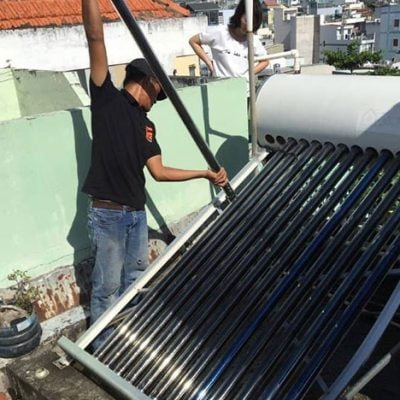 Vệ sinh năng lượng mặt trời tại nhà Gia Lai