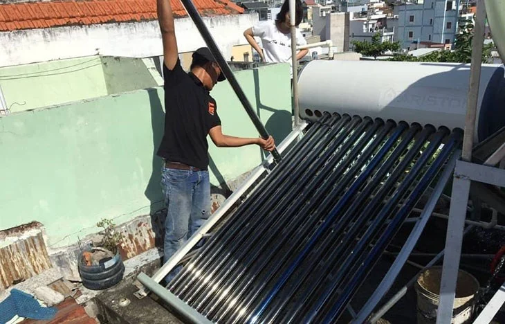 Vệ sinh năng lượng mặt trời tại nhà Gia Lai